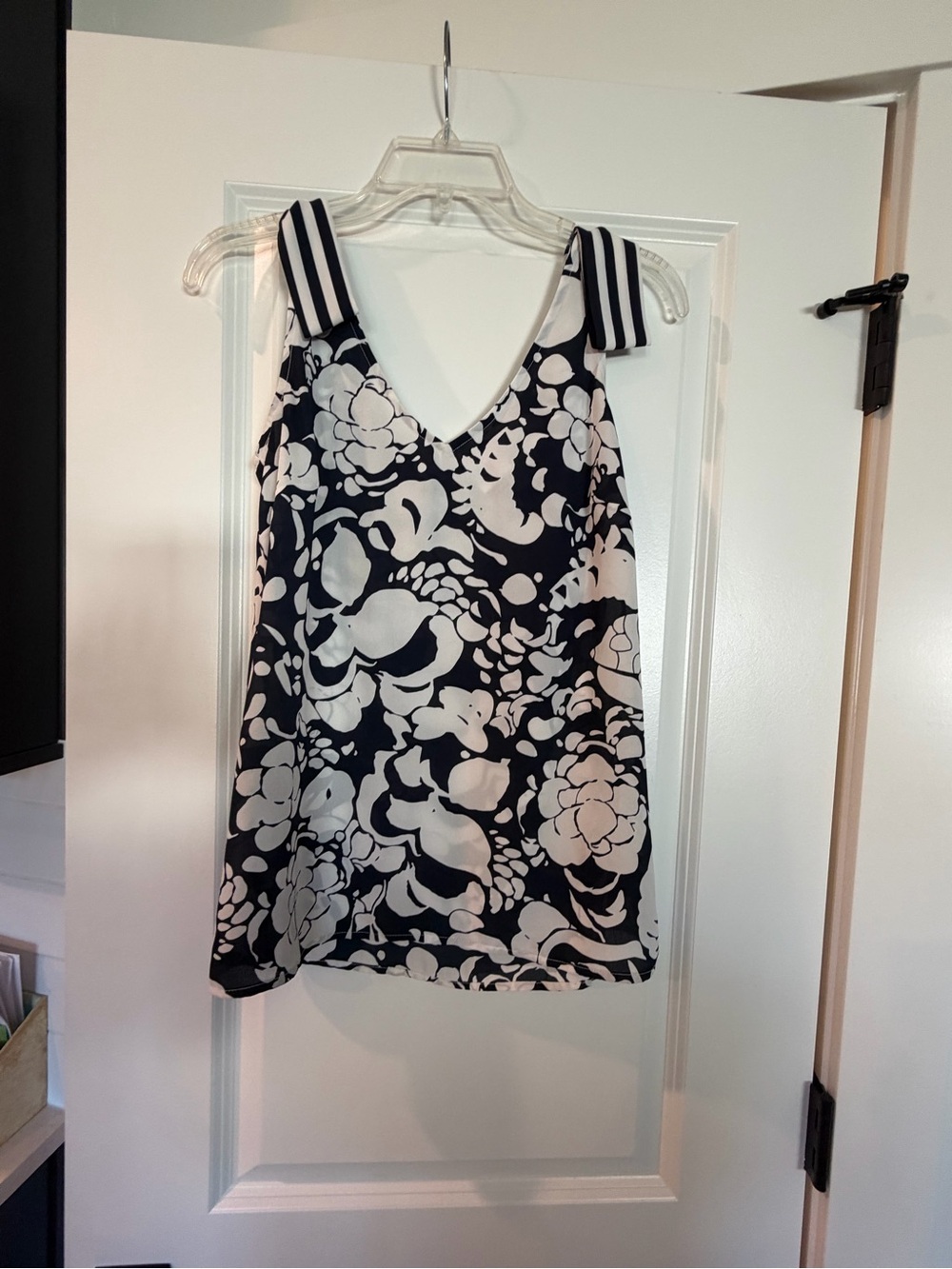 Cabi Navy & White Mixed‑Print Sleeveless Blouse – XS